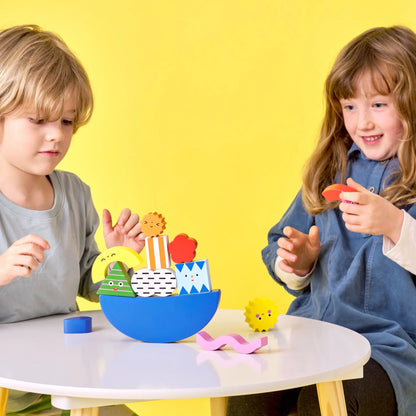 Bateau en bois bleu avec blocs géométriques colorés pour jeu d’équilibre Kidoki