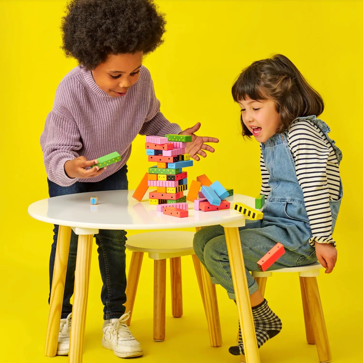 Tour de blocs en bois colorés empilés, design naturel et formes arrondies