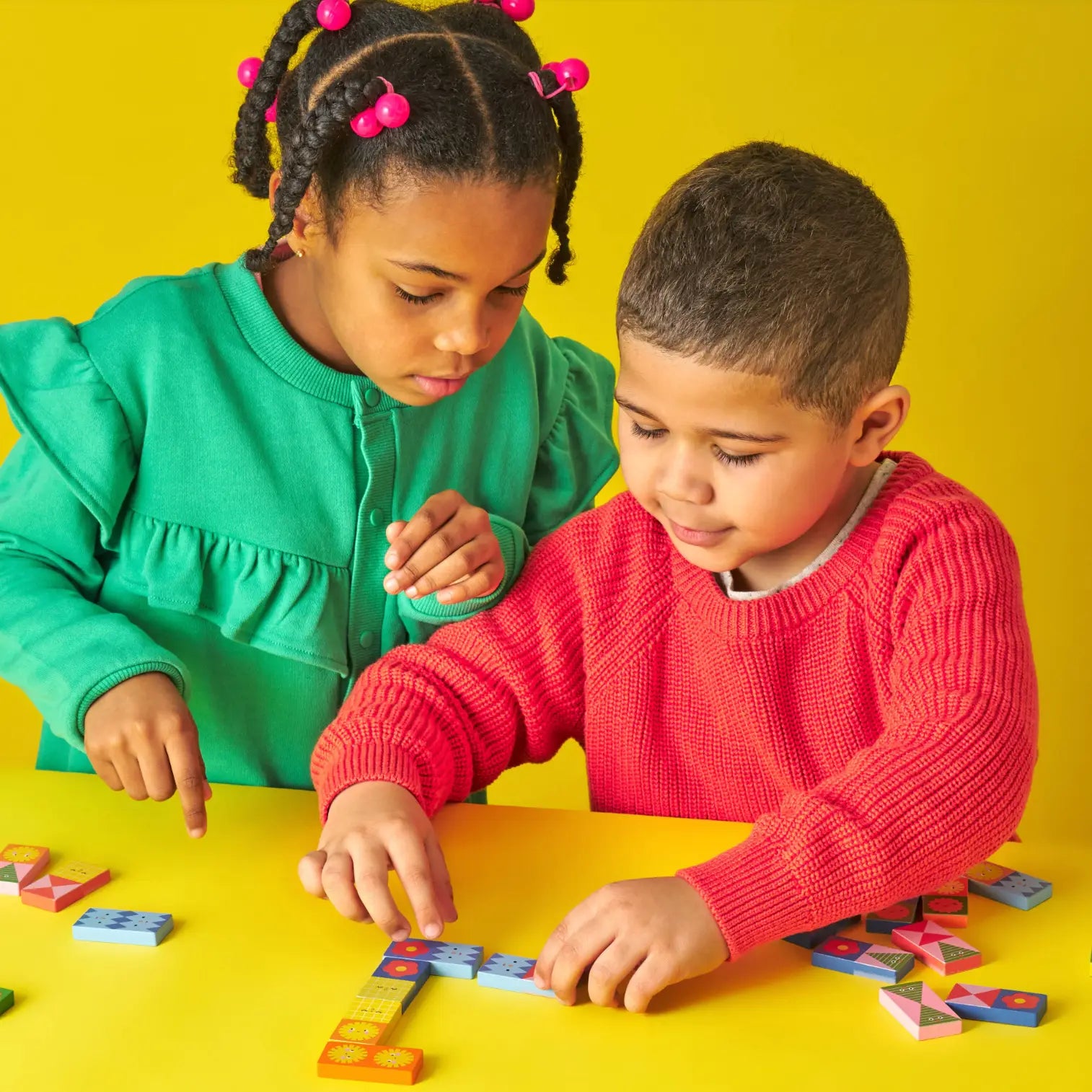 Pièces de puzzle géométriques en bois Kidoki colorées sur fond jaune