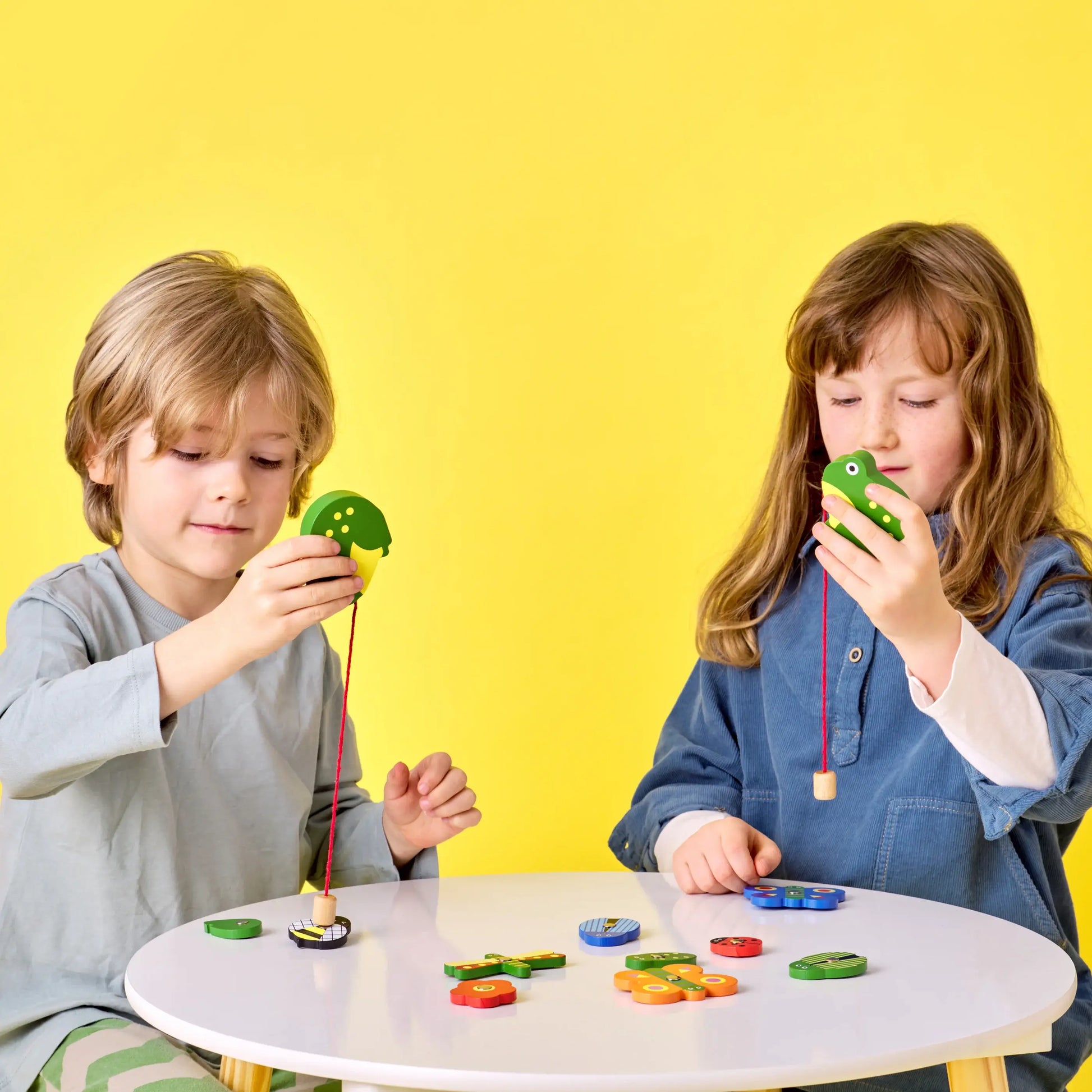Jeu de pêche grenouille insectes Kidoki en bois vert, expérience sensorielle naturelle
