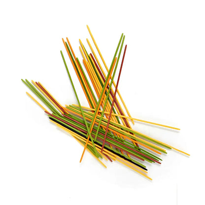 Tas de spaghettis colorés mikadetti bambou en nuances vertes, jaunes, orange et brunes