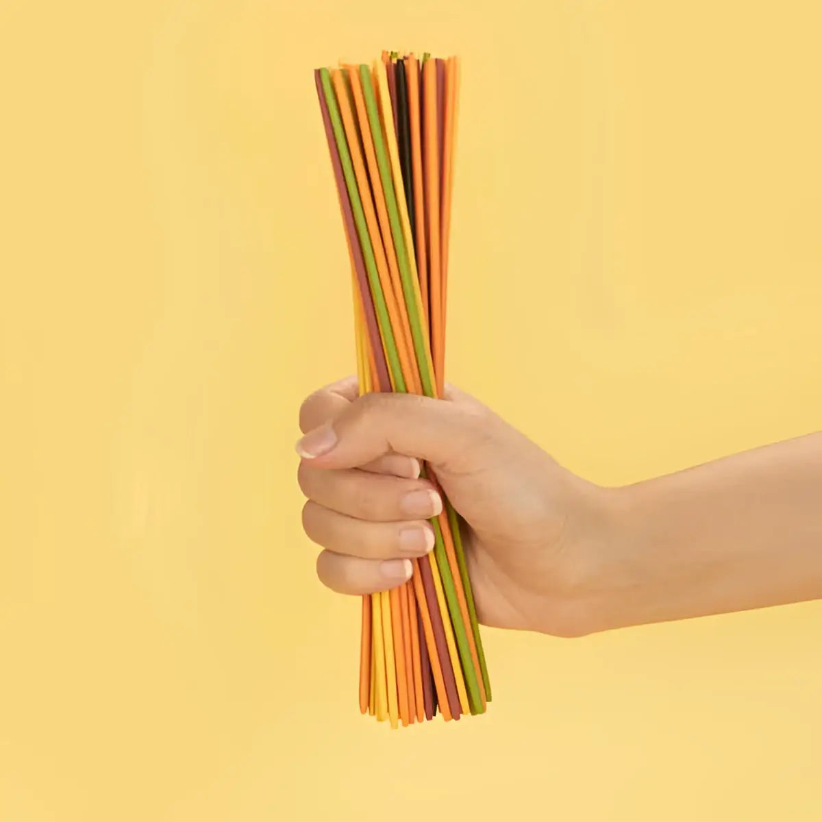 Main de tenant spaghettis colorés mikadetti bambou Jeu Société