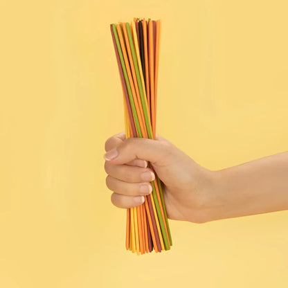Main de tenant spaghettis colorés mikadetti bambou Jeu Société