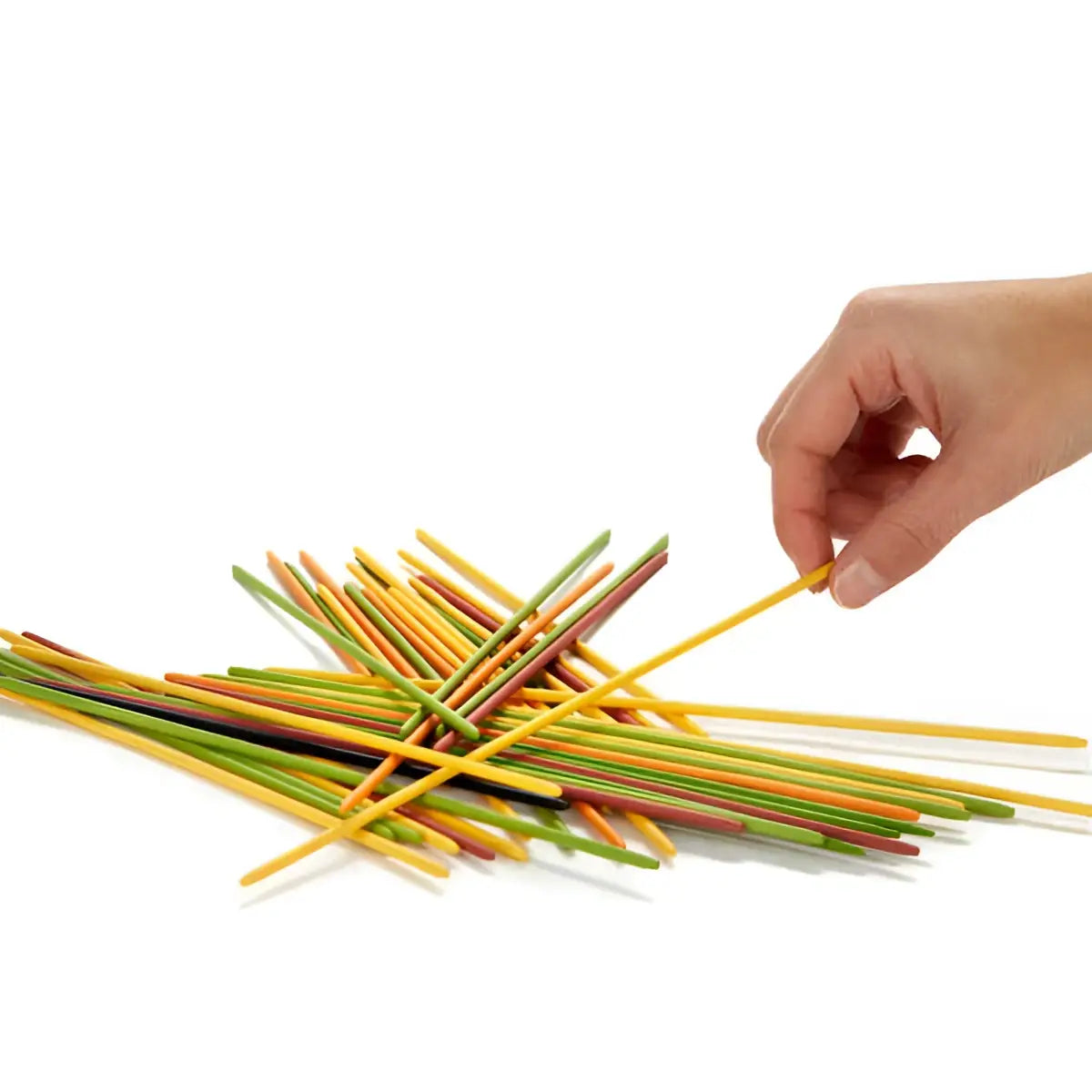 Main colorée attrapant des spaghettis colorés mikadetti bambou
