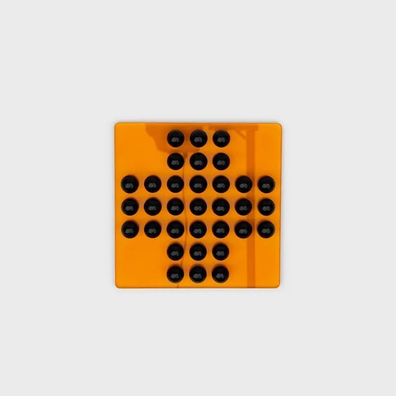 Grille acrylique orange translucide avec motifs circulaires noirs en croix pour Jeu Solitaire