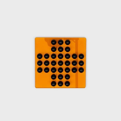 Grille acrylique orange translucide avec motifs circulaires noirs en croix pour Jeu Solitaire