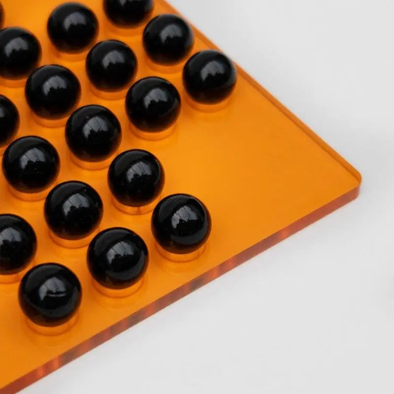 Jeu Solitaire : plateau acrylique orange avec perles noires sphériques