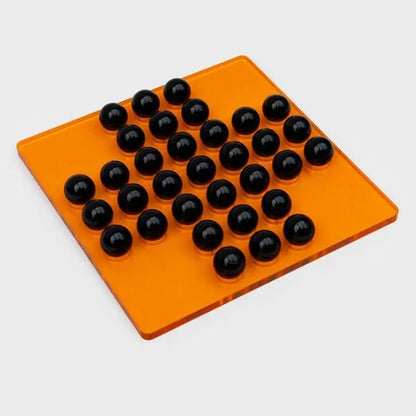 Jeu solitaire en acrylique coloré orange translucide avec perles noires en grille, design contemporain