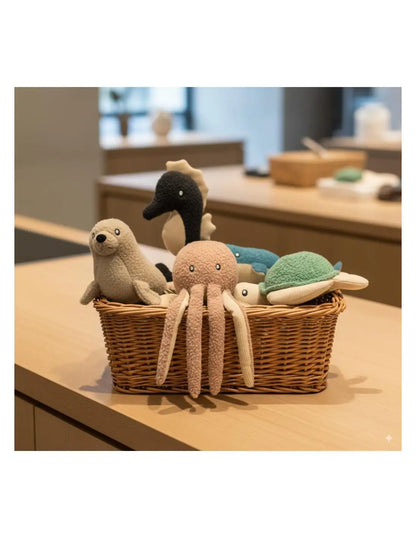 Panier osier avec jouets baleine bleue hypoallergéniques en tissu laminé