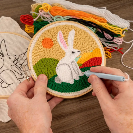 Kit broderie diy punch needle mini tapisserie avec lapin blanc en cours de réalisation