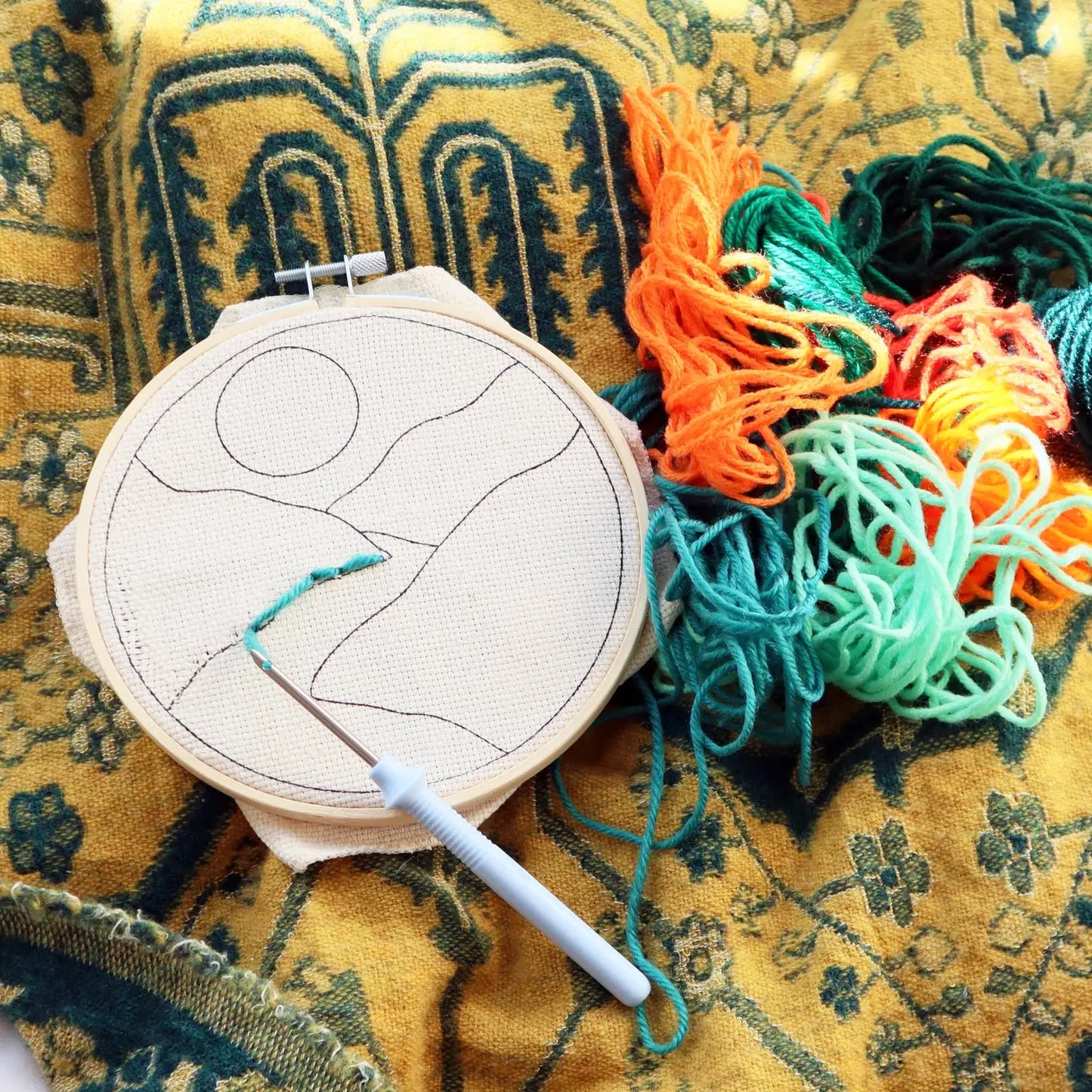 Kit broderie DIY paysage avec hoop bois, canevas beige, laine colorée et aiguille