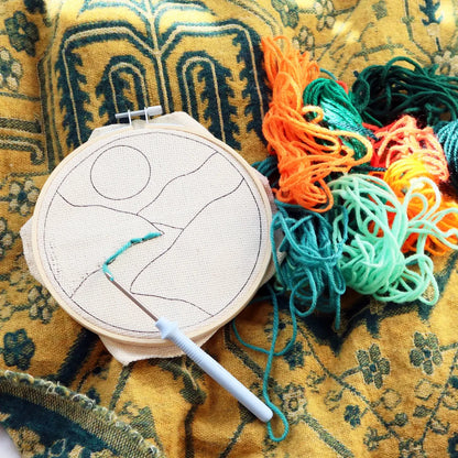 Kit broderie DIY paysage avec hoop bois, canevas beige, laine colorée et aiguille