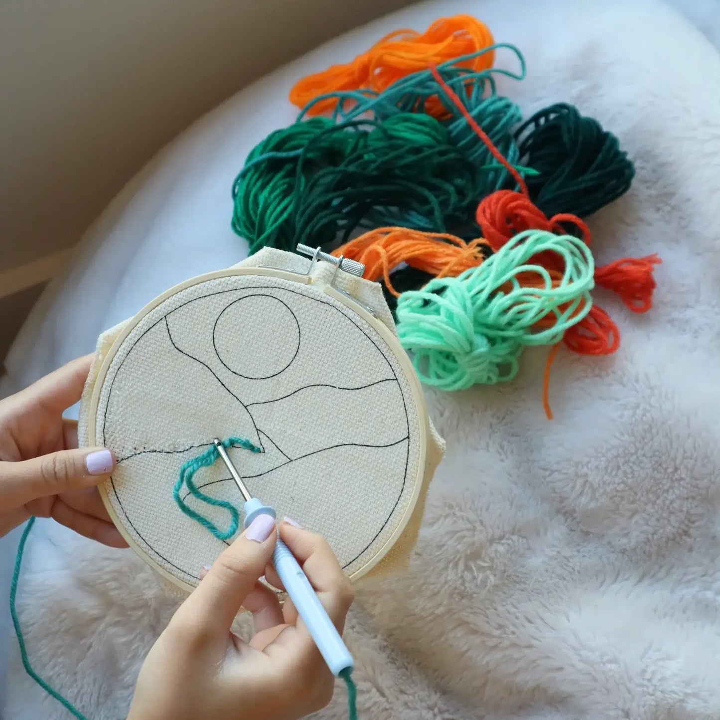 Kit broderie DIY paysage avec hoop beige, silhouette noire et aiguille bleue