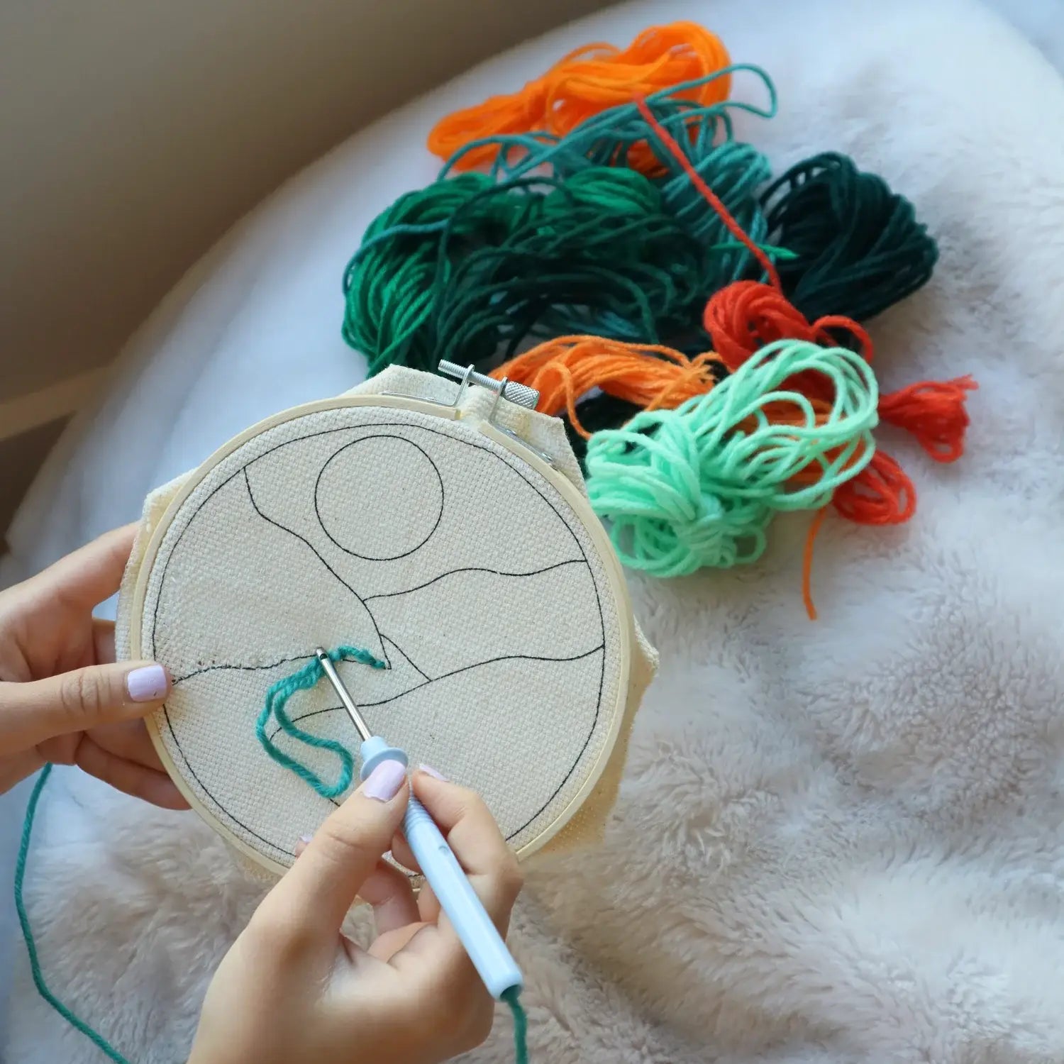 Kit broderie DIY paysage avec hoop beige, silhouette noire et aiguille bleue