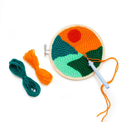 Kit broderie DIY paysage: cerceau en bois avec soleil orange sur collines vertes teal en punch needle texturé, tapisserie unique