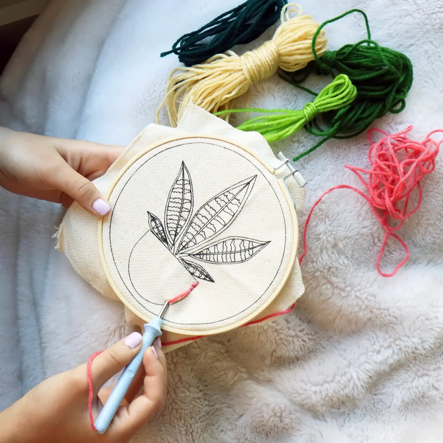 Kit broderie DIY plant avec feuille brodée en fil rose