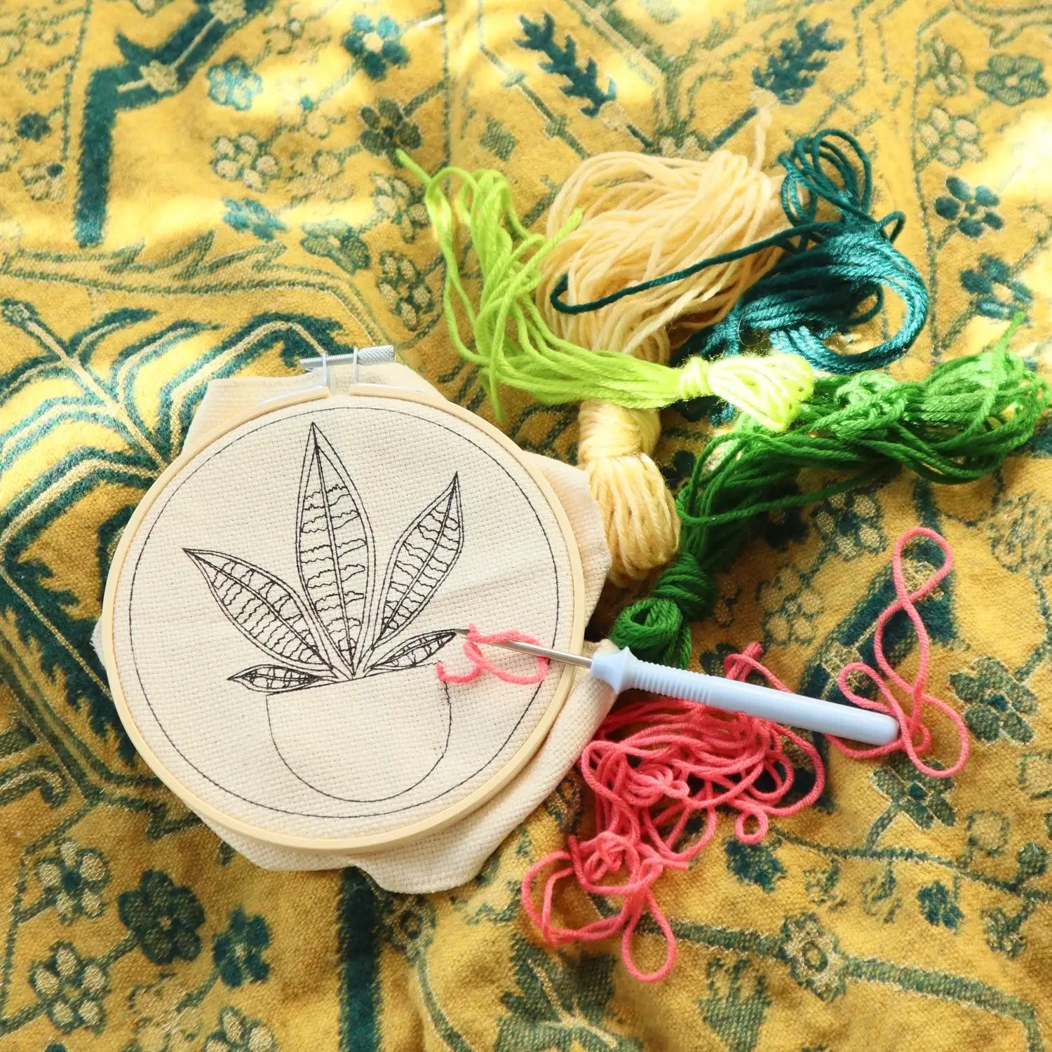 Kit broderie DIY plant avec cerceau bois et motif végétal brodé