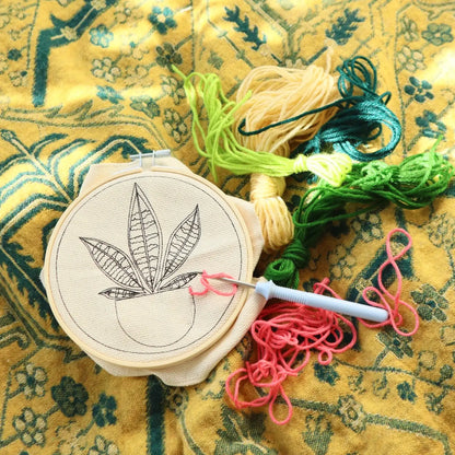 Kit broderie DIY plant avec cerceau bois et motif végétal brodé