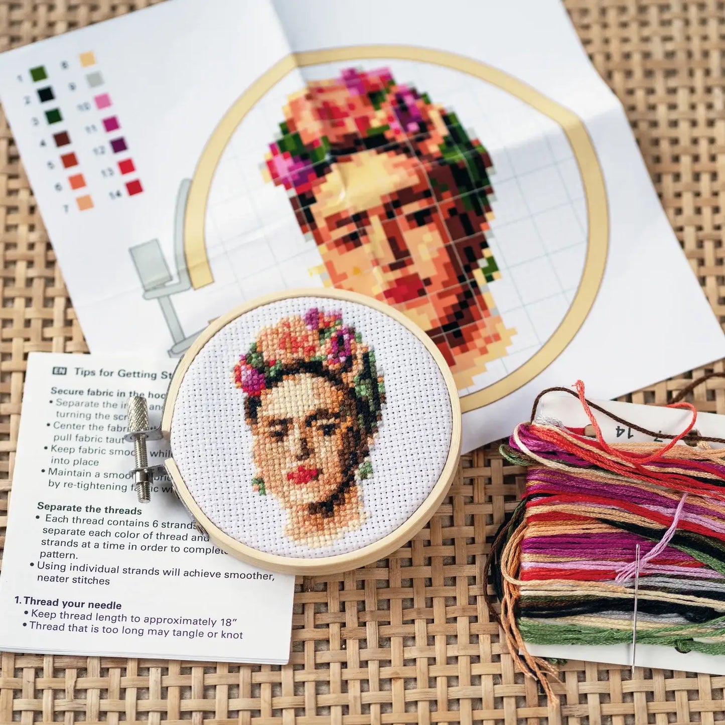 Kit broderie Frida : hommage à Frida Kahlo en hoop bois fleuri