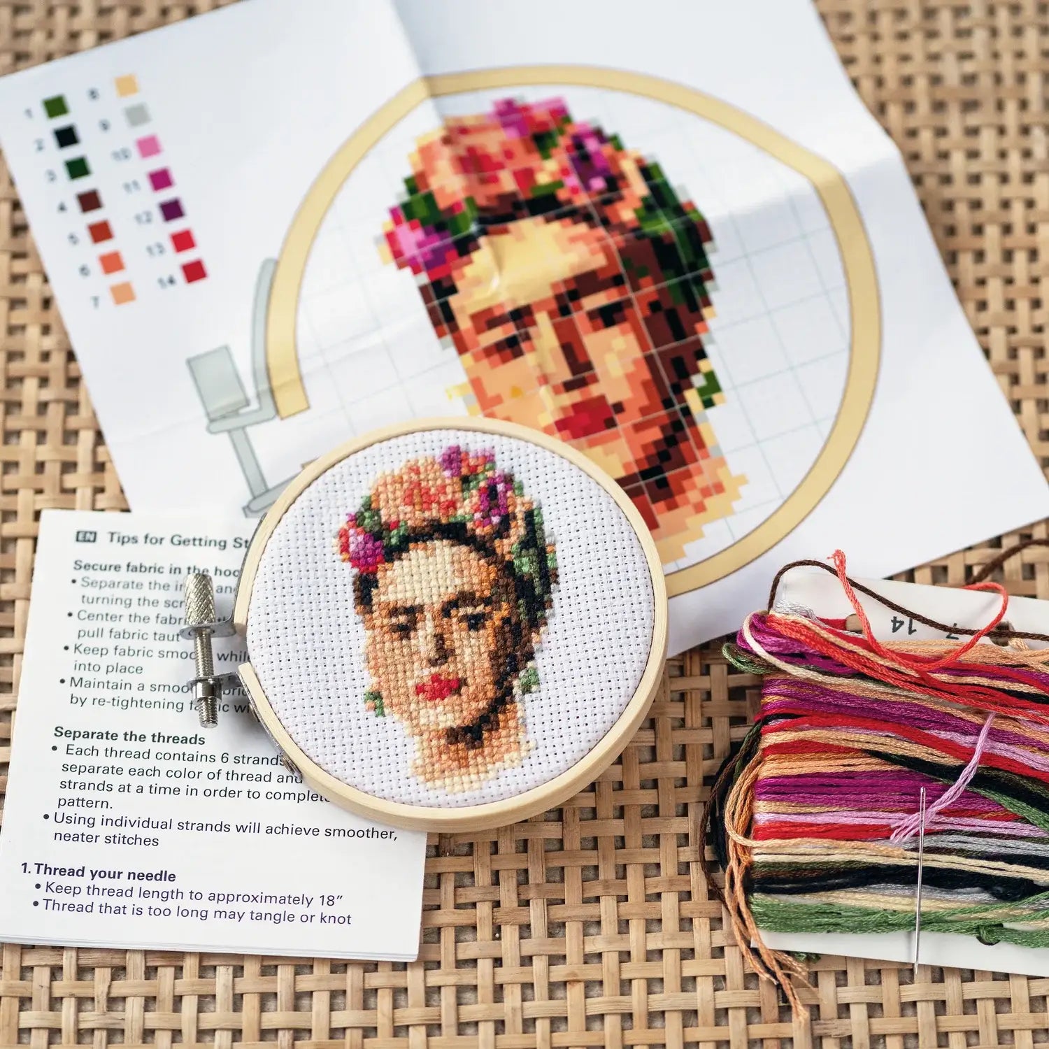 Kit broderie Frida : hommage à Frida Kahlo en hoop bois fleuri