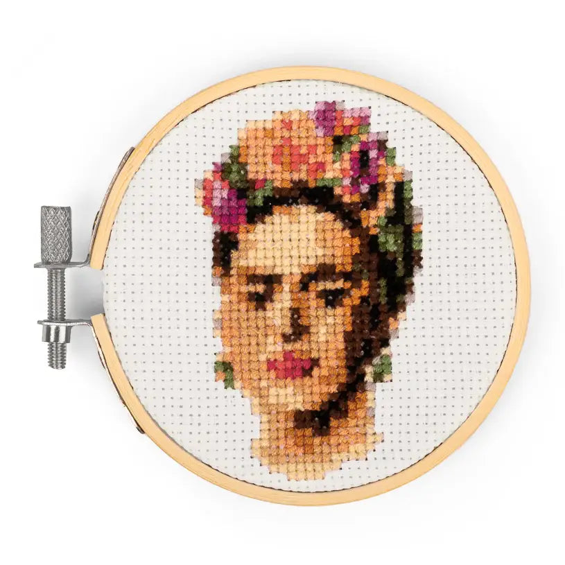 Kit broderie Frida : portrait Frida Kahlo avec fleurs roses et violettes