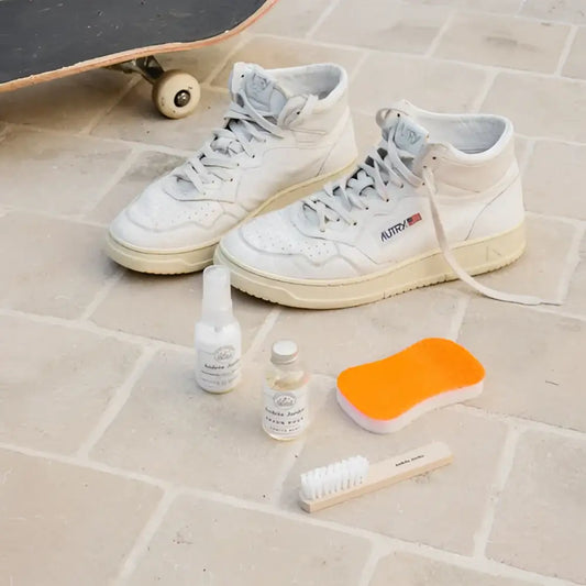 Chaussures de sport blanches hautes avec kit d’entretien coffret complet pour sneakers