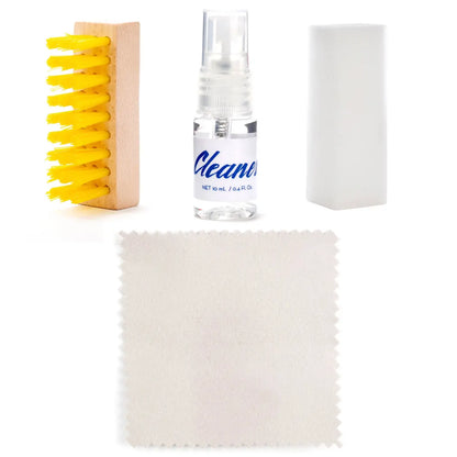 Kit de nettoyage pour sneaker: brosse en bois à soies jaunes, bouteille spray claire étiquetée bleu, chiffon microfibre blanc en format compact style urbain