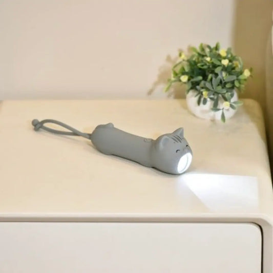 Lampe de poche chat rechargeable en silicone gris avec lumière douce et design ludique
