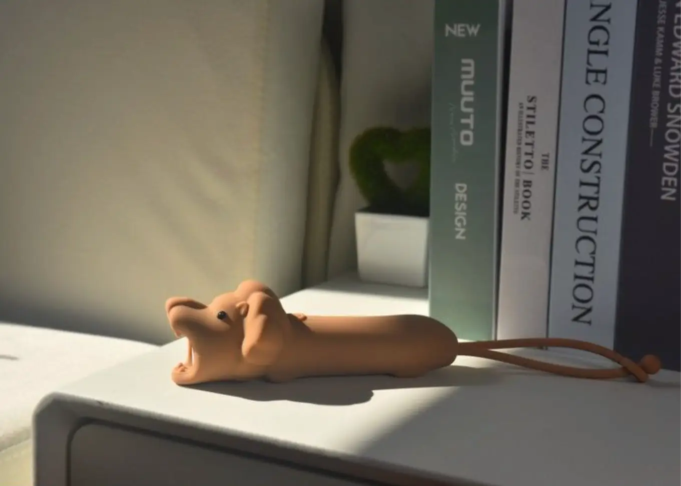Ornement de bureau en céramique tan en forme de souris avec sangle en cuir nouée, lampe poche lion rechargeable à lumière douce