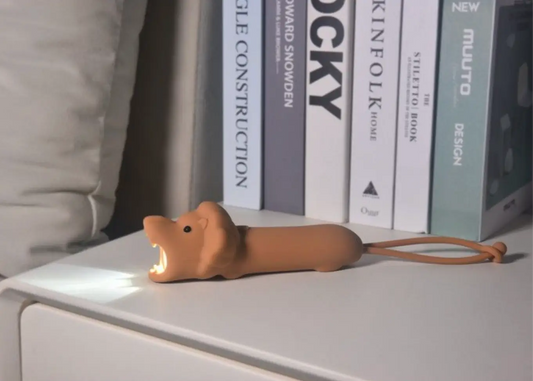 Lampe poche lion rechargeable en silicone tan avec bouche lumineuse douce