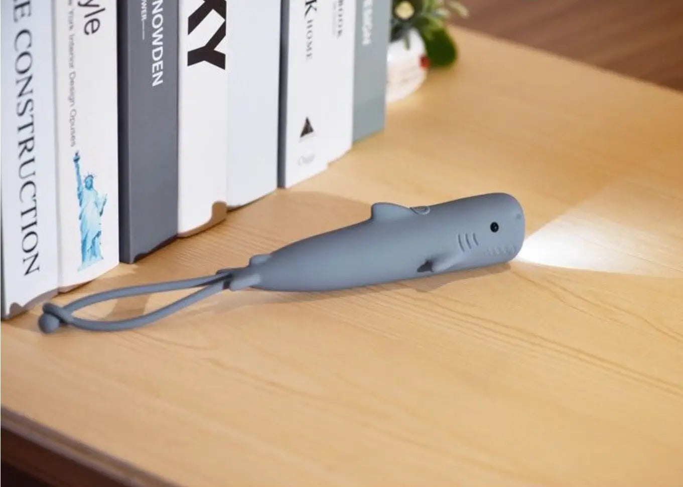 Lampe de poche requin rechargeable grise en silicone doux avec lanière