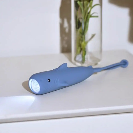 Lampe poche requin rechargeable en silicone bleu avec lumière douce