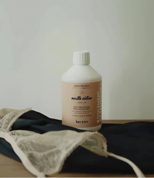 Bouteille blanche de lessive liquide maille pour cycles délicats, 500mL