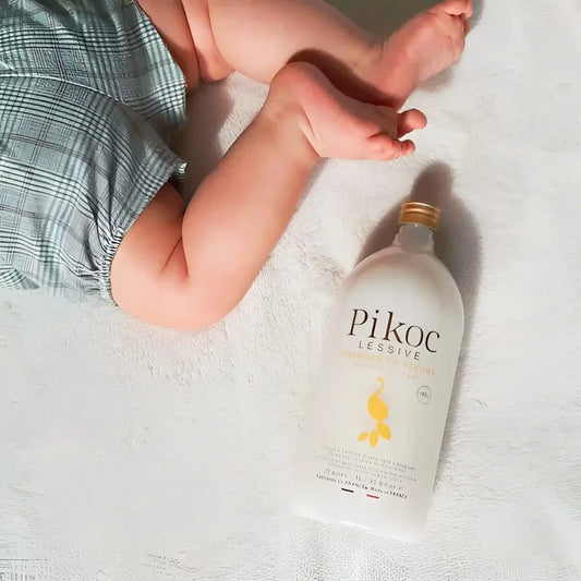 Bouteille blanche de lessive oranger en fleurs 1L, formule respectueuse aux ingrédients d’origine naturelle