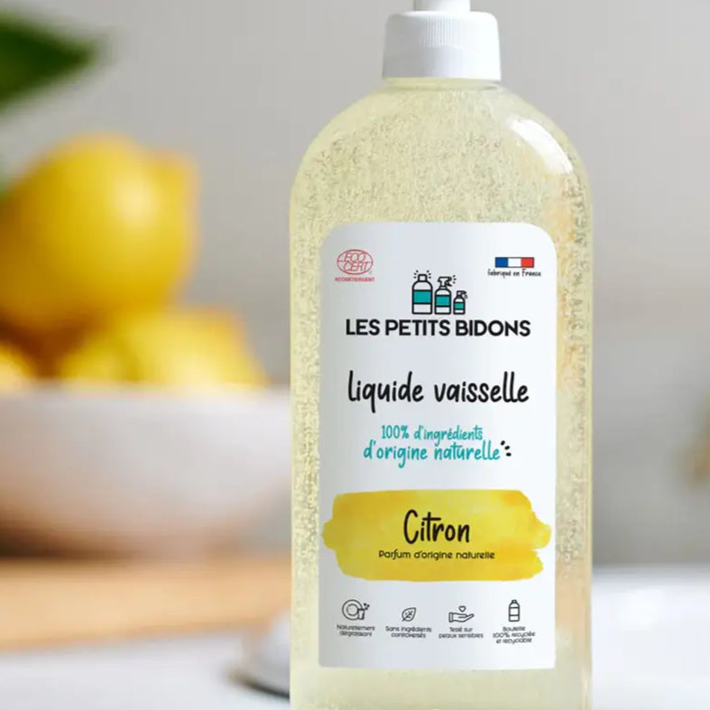 Liquide vaisselle citron frais dans une bouteille claire, parfum citron frais