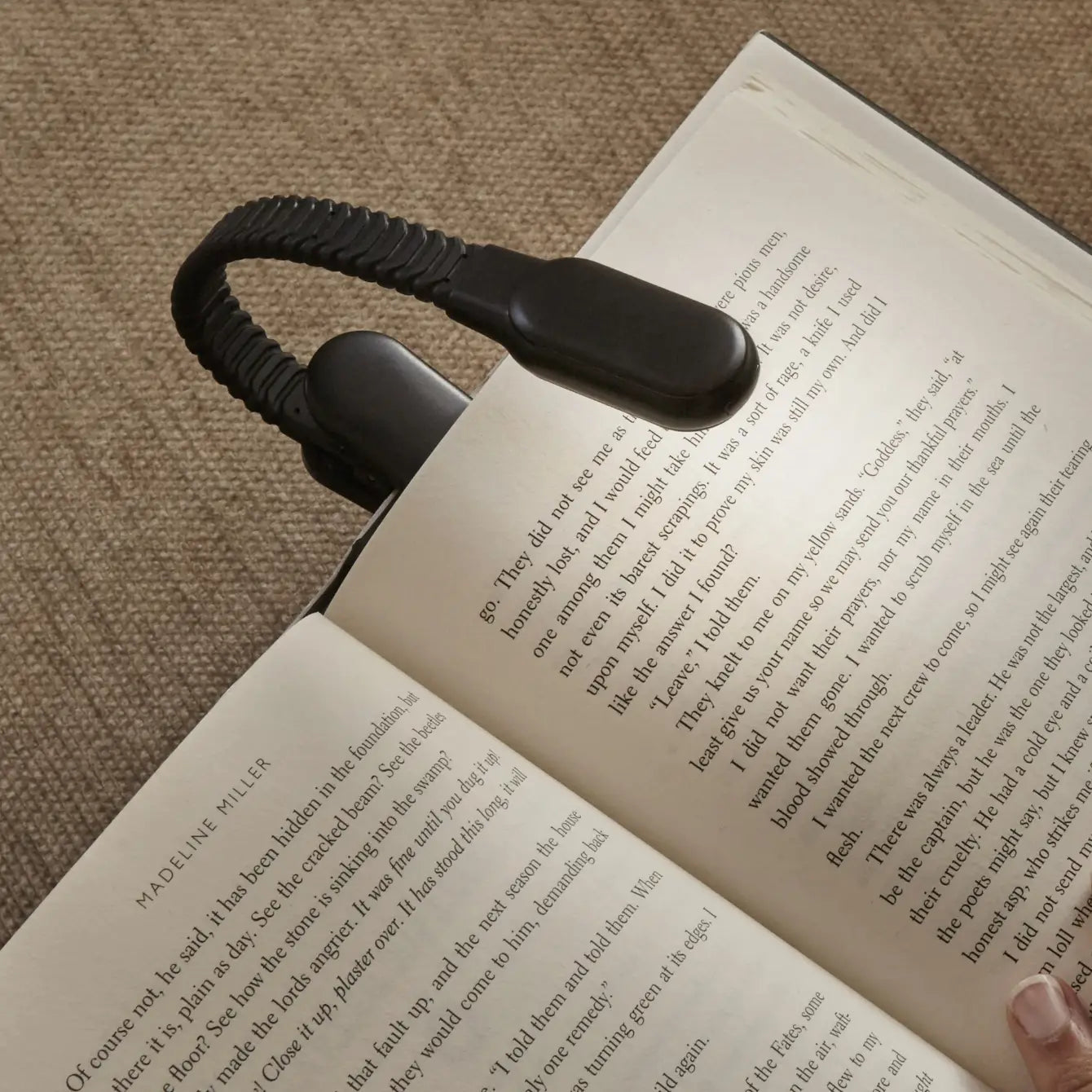 Liseuse rechargeable noire flexible avec tête lisse et design incurvé