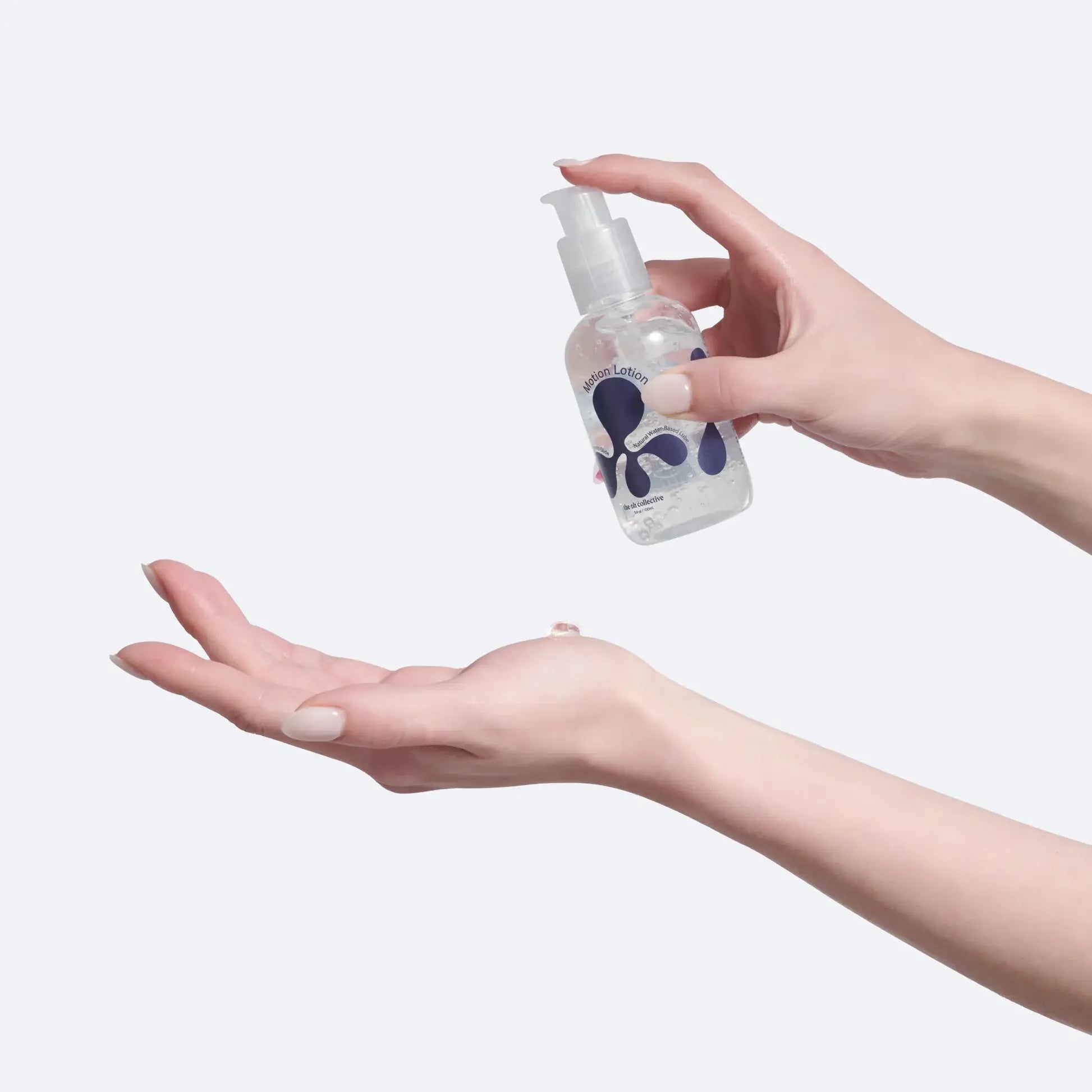 Personne pompant lubrifiant naturel clair dans sa main pour sensation naturelle