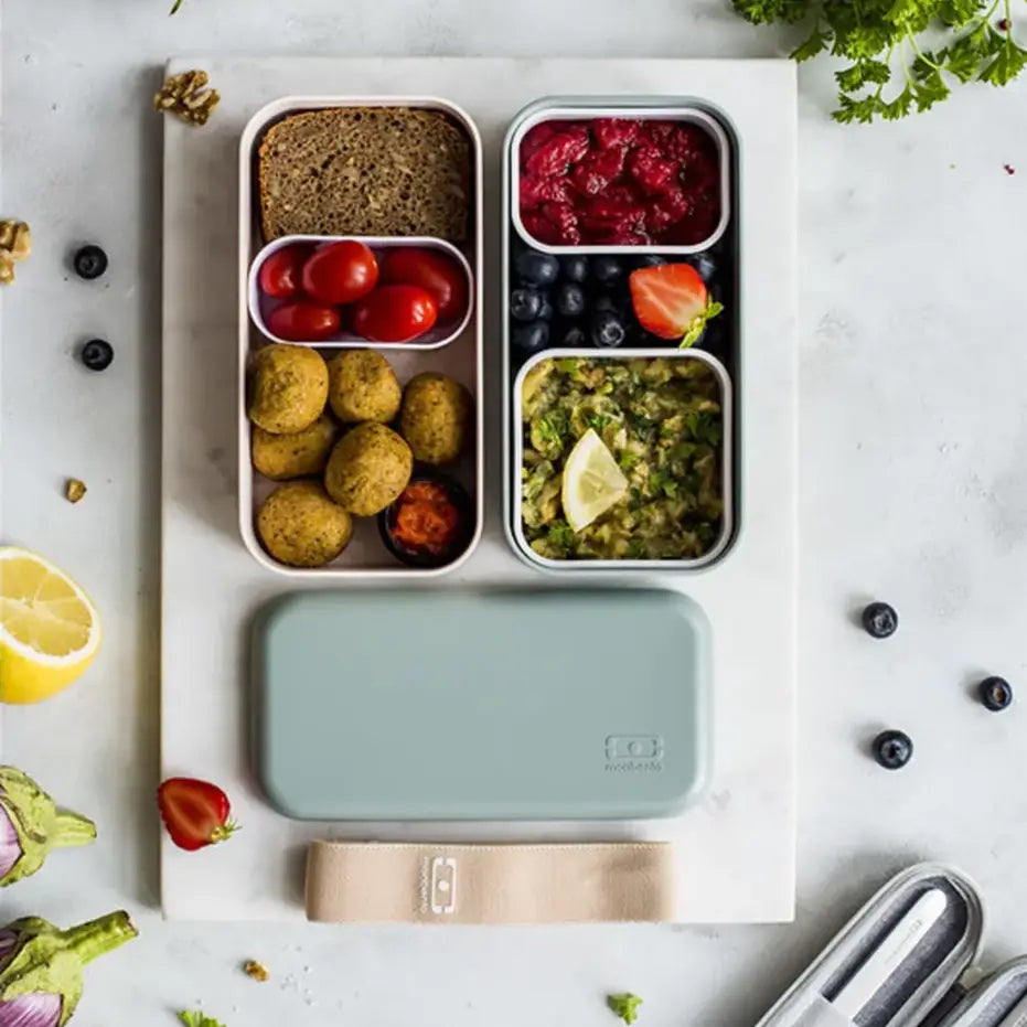Boîte déjeuner vert en sage mat, design minimaliste pour repas nomades