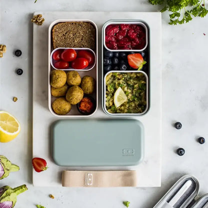 Boîte déjeuner vert en sage mat, design minimaliste pour repas nomades