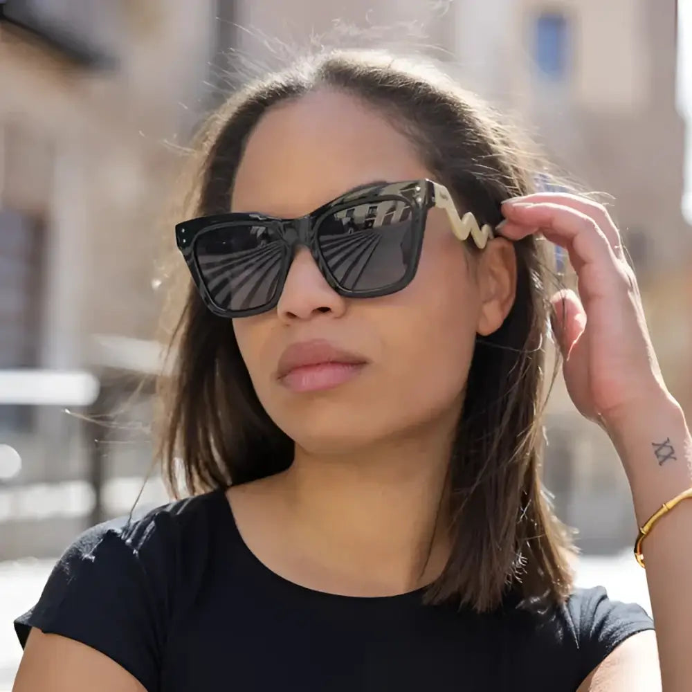 Lunettes de soleil black cat-eye avec bras crème wavy, tu n’as besoin que d’amour