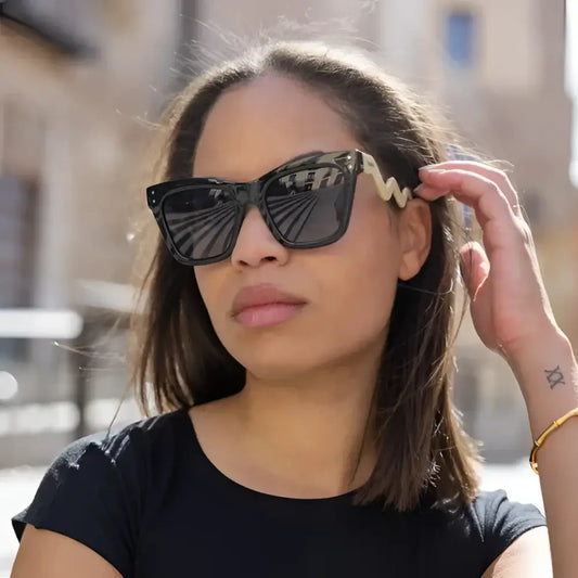 Lunettes de soleil black cat-eye avec bras crème wavy, tu n’as besoin que d’amour
