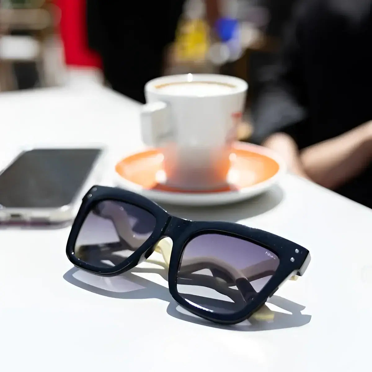 Lunettes All You Need is Love aux montures noires, verres teintés violets et branches claires, message positif qu’un simple accessoire