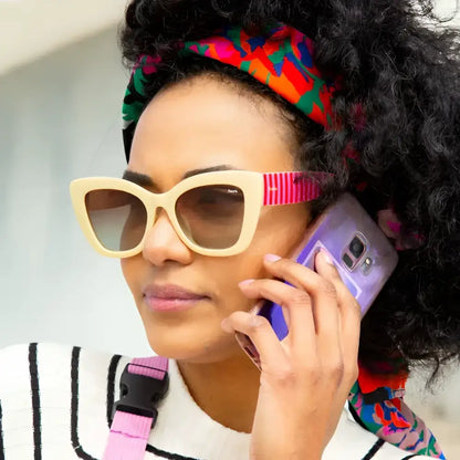 Femme portant lunettes born to be cute, headscarf, sunglasses, et smartphone violet