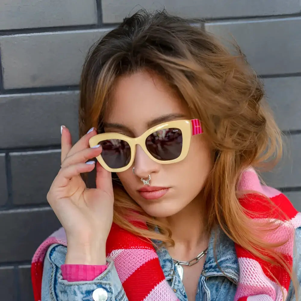 Femme portant des lunettes Lunettes Born to be cute avec monture cream et accents roses