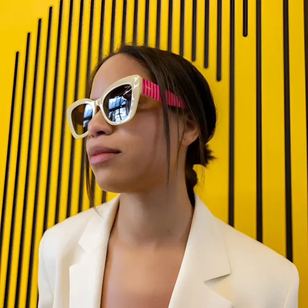 Lunettes born à la mode avec monture cream et bras à rayures roses pour femme