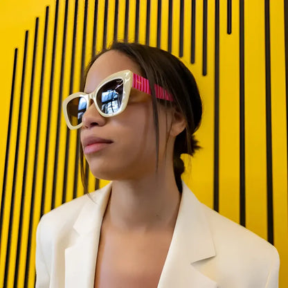 Lunettes born à la mode avec monture cream et bras à rayures roses pour femme