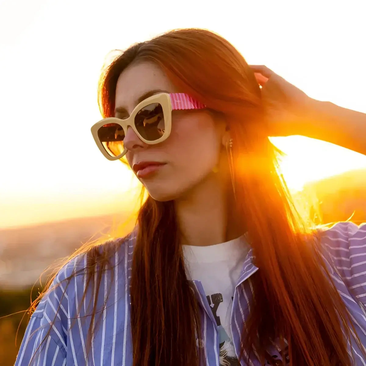 Femme aux cheveux roux longs porte Lunettes Born design intemporel