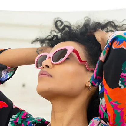 Lunettes de soleil pink cat-eye avec temples ondulés, better late than ugly style