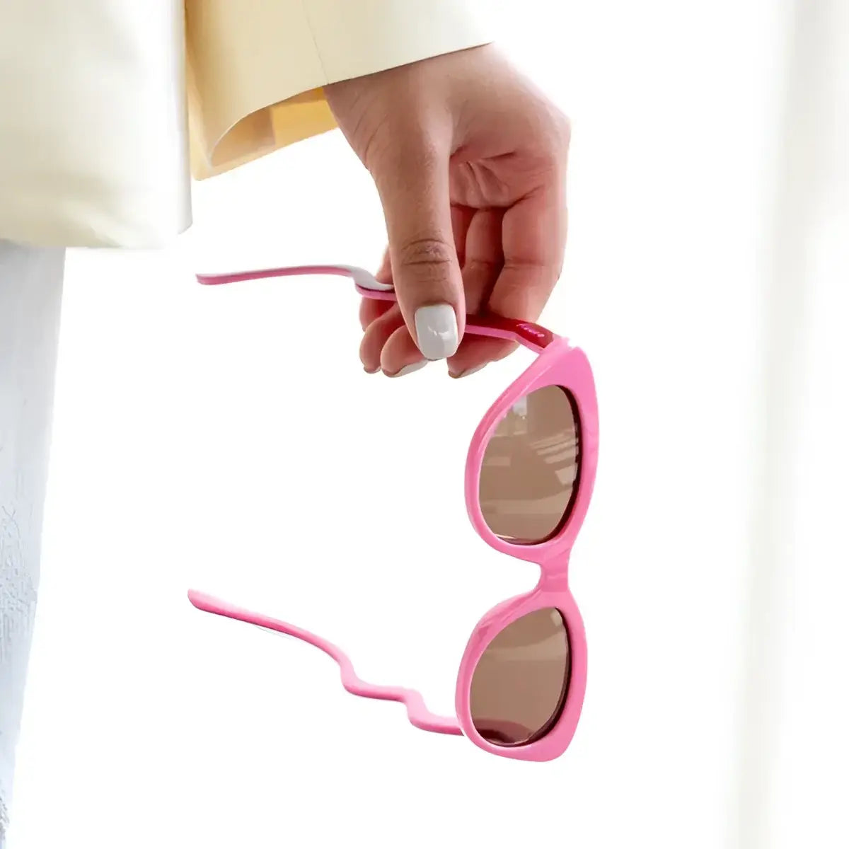 Lunettes de soleil rose chat-œil lentilles brunes better late than ugly protection visuelle