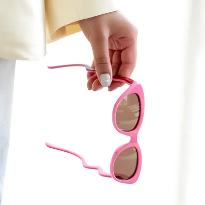 Lunettes de soleil rose chat-œil lentilles brunes better late than ugly protection visuelle